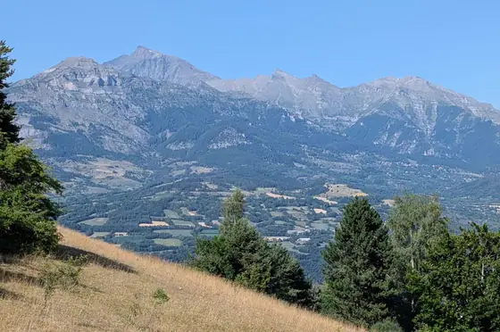 Vue sur la vallée du Champsaur, avec le Vieux Chaillol