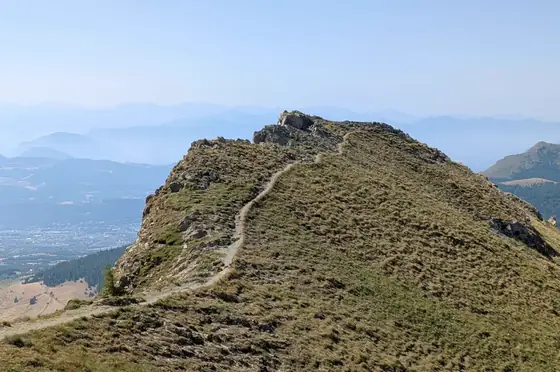 Sentier étroit sur la ligne de crête