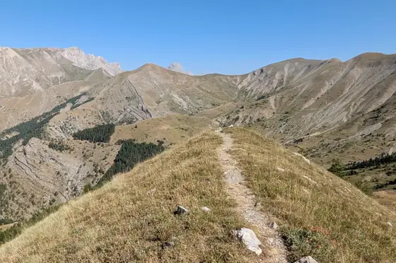 Sentier sur une crête herbeuse